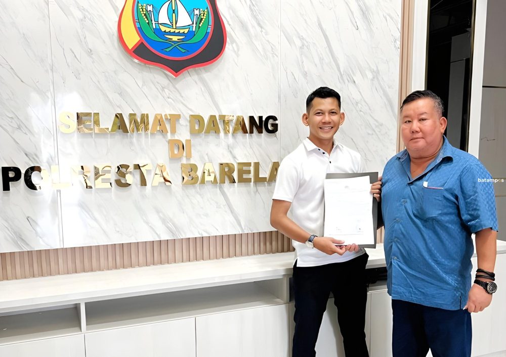 Korban pelapor bersama kuasa hukumnya di Mapolresta Barelang usai memberikan keterangan tambahan, Rabu (4/3). Foto: Eusebius Sara/Batam Pos