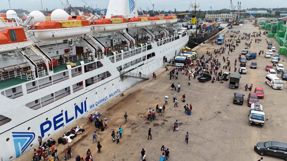 Kapal PELNI saat merapat di Pelabuhan Batuampar.