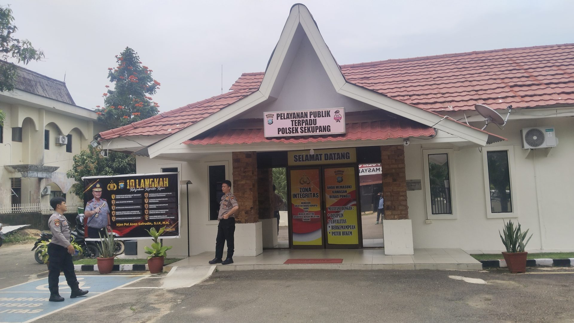 Polsek Sekupang menyediakan layanan penitipan kendaraan gratis bagi warga yang mudik Lebaran 2026. Warga cukup membawa fotokopi identitas diri dan STNK saat menitipkan kendaraan. Foto Rengga/BatamPos
