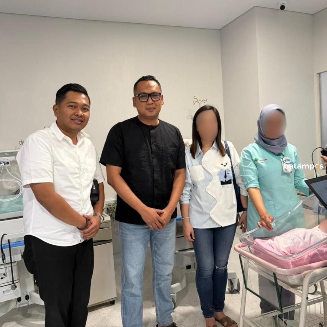 Pihak imigrasi, RS Awal Bros dan orang tua balita foto bersama saat pembuatan paspor di RS Awal Bros. F Istimewa