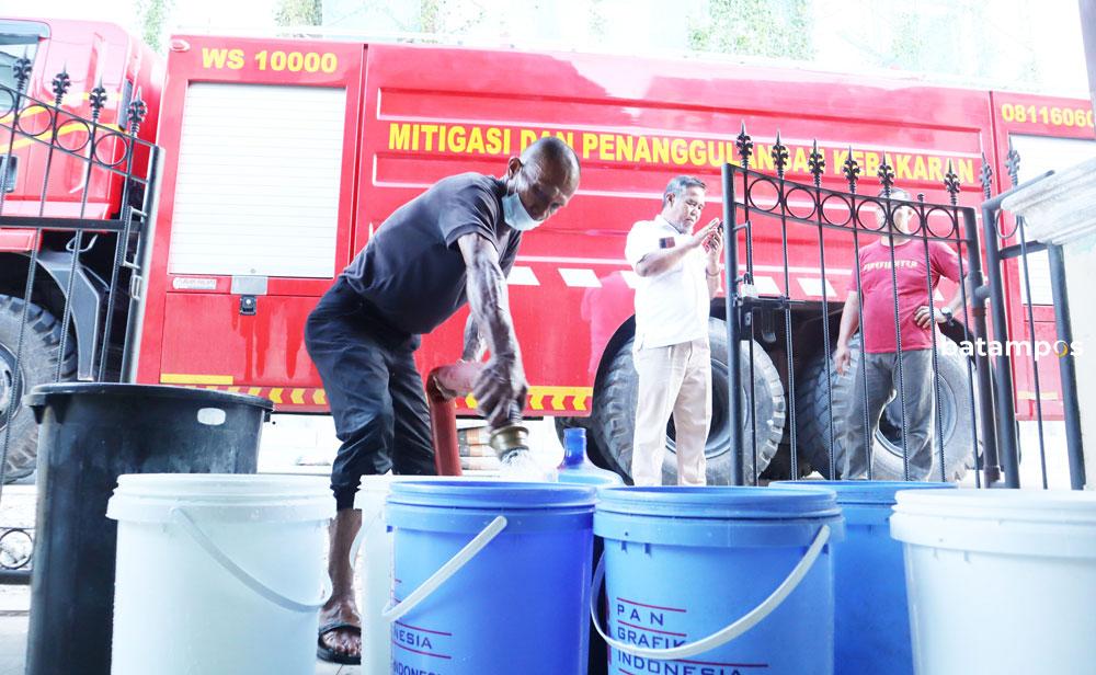 Petugas pemadam kebakaran BP Batam menyuplai air bersih ke rumah warga di kawasan Bengkong yang mengalami gangguan pasokan air bersih beberapa waktu lalu. F.Cecep Mulyana/Batam Pos