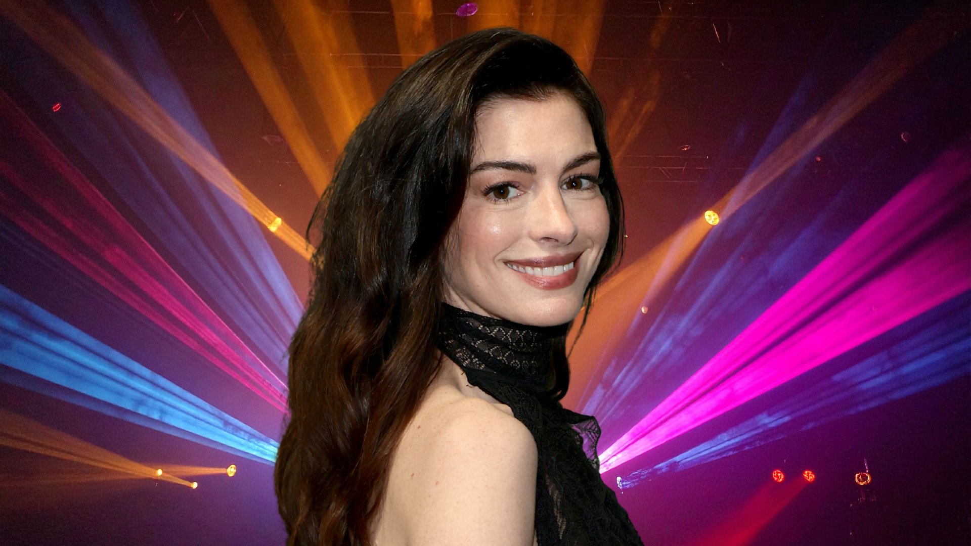 Anne Hathaway debut lagu "Burial" di film Mother Mary.