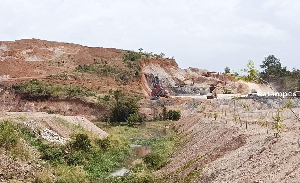 Dugaan penimbunan Daerah Aliran Sungai (DAS) serta aktivitas pemotongan bukit dan perataan lahan di Tanjungpiayu, Sei Beduk. BP Batam menegaskan tidak pernah menerbitkan izin. Foto: Istimewa 