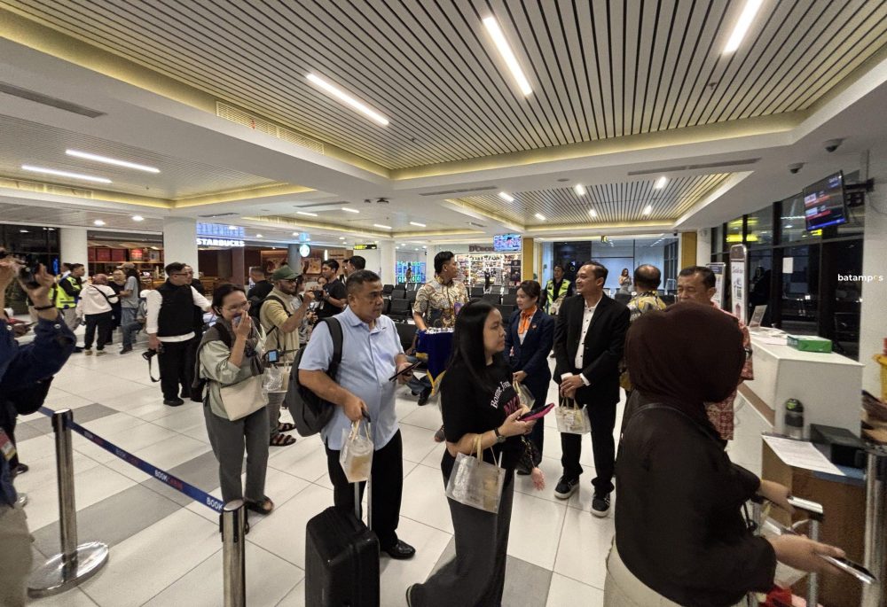 Penumpang di Bandara Hang Nadim Batam. Penerbangan Batam ke Jeddah tidak terganggu meski sedang perang di Timur Tengah. f Yashinta/Batam Pos