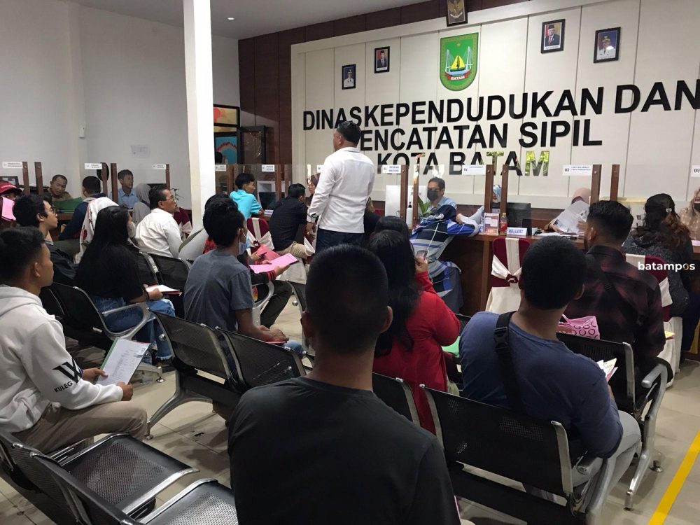 Warga Batam yang hendak mengurus administrasi kependudukan mengantre dipanggil petugas Dinas Kependudukan dan Pencatatan Sipil (Disdukcapil) Kota Batam, Kamis (5/3). F.Rengga Yuliandra
