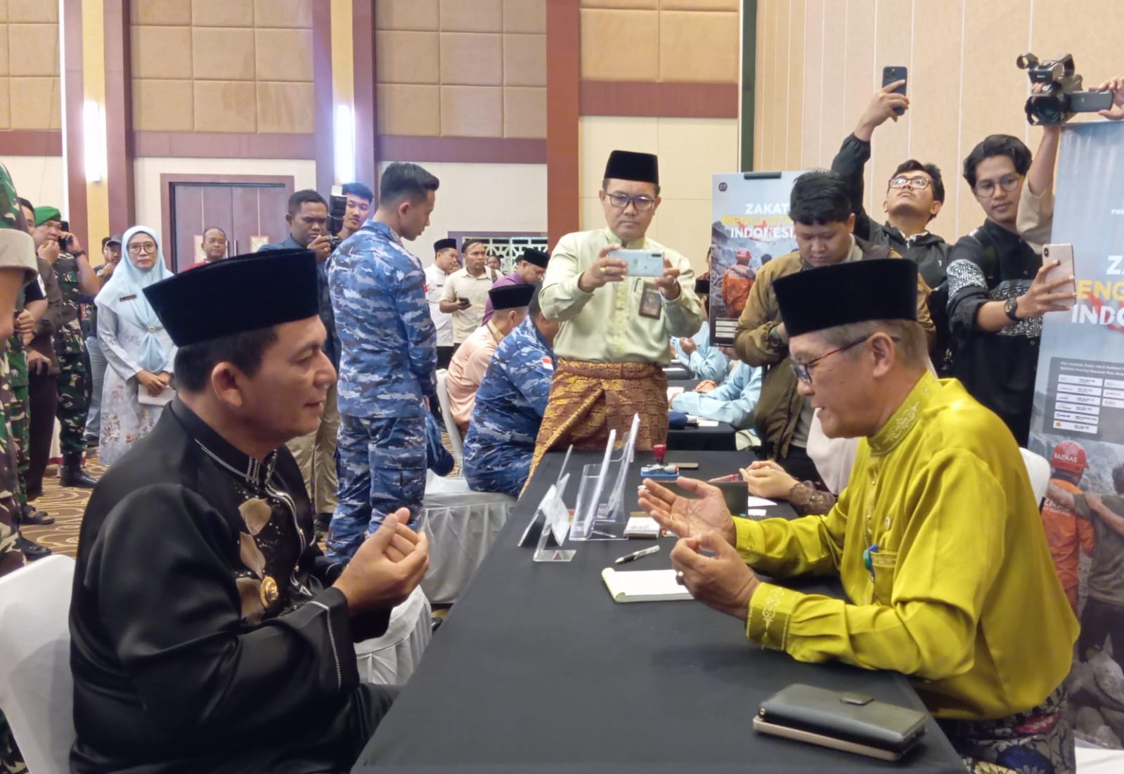 Gubernur Ansar saat membayar zakat di layanan pembayaran zakat Kantor Gubernur Kepri, Jumat (6/3). F. Mohamad Ismail/Batam Pos