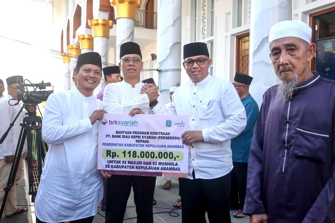 Kepala BRK Syariah Anambas, Idham Khalid menyerahkan secara simbolis bantuan operasional rumah ibadah kepada Bupati, Aneng. F Ihsan Imaduddin/Batam Pos