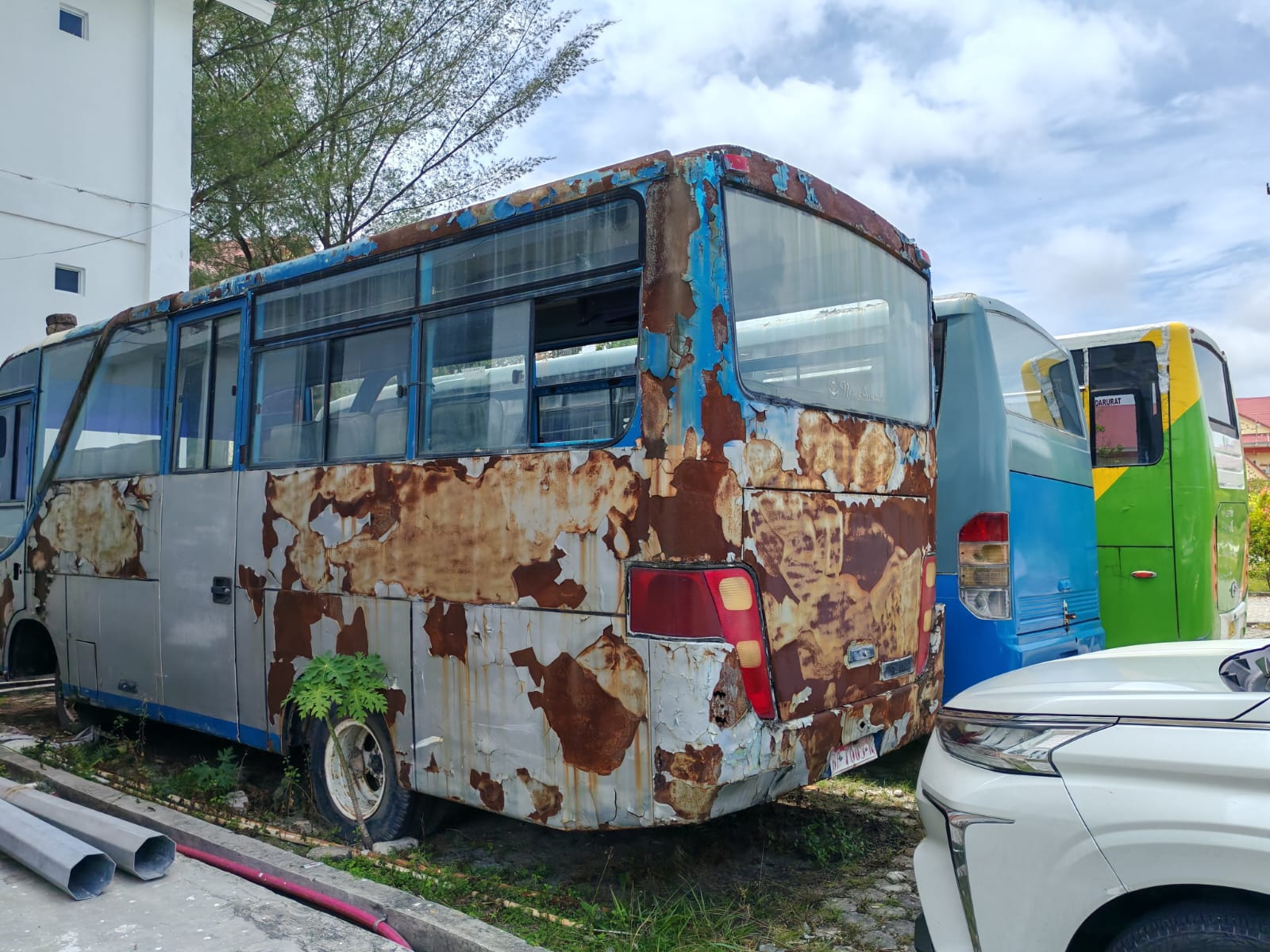 Dua unit Bus di Dinas Perhubungan yang mangkrak bertahun bertahun akan segera dilelang. F Sandi Pramosinto/Batam Pos