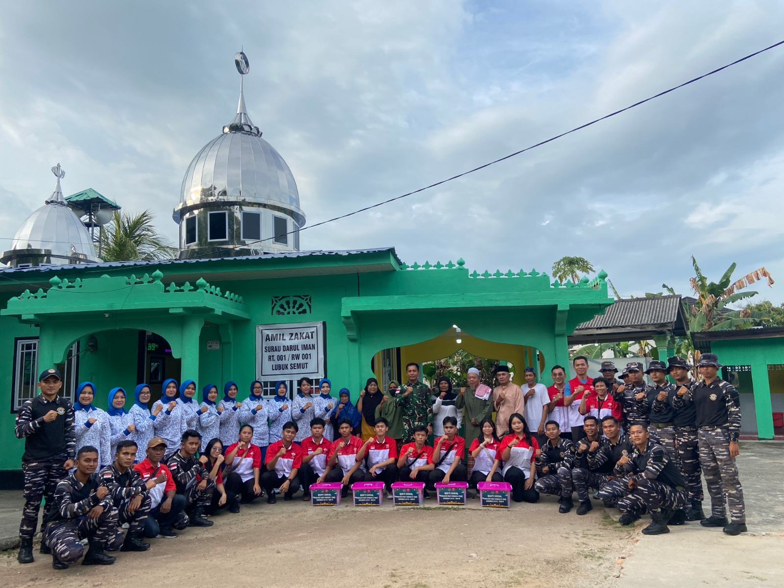 Pengurus INTI Kepri Karimun, anggota Lanal TBK dan Gema INTI Karimun foto bersama usai melakukan gotong royong di musholla Darul Iman Lubuk Semut. F TRI HARYONO/BATAMPOS