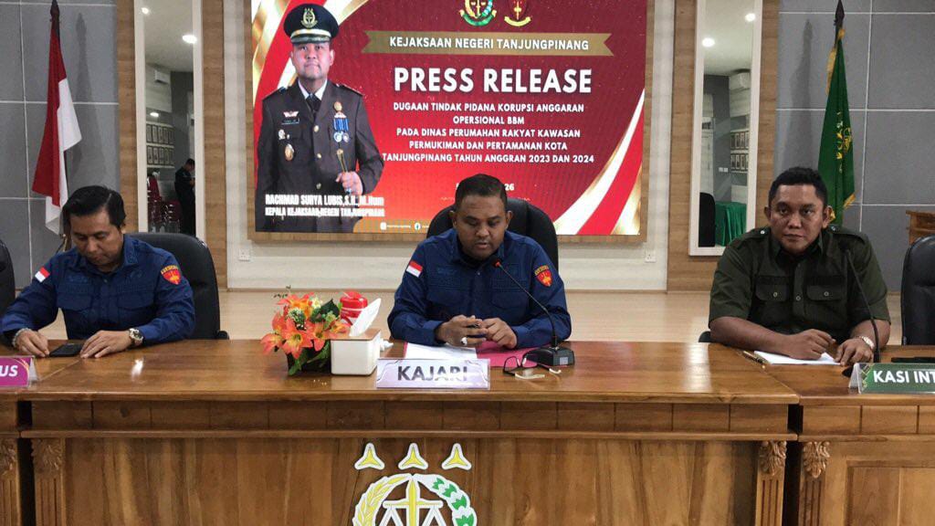 Kajari Rachmad Surya Lubis menyampaikan penanganan kasus dugaan korupsi Biaya BBM Disperkim Tanjungpinang. F Mohamad Ismail/Batam Pos