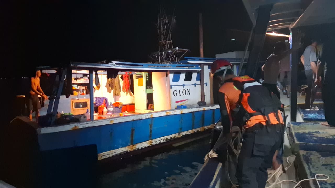 Petugas SAR mengevakuasi KLM Putra Natuna yang alami kebocoran usai berlayar dari Kalimantan Barat, Jum'at, (6/3) dini hari. F Ihsan Imaduddin/Batam Pos