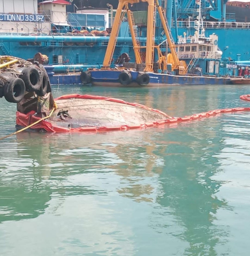 Kapal tug boat Mega terbalik di perairan dekat jetty PT ASL Marine Shipyard, Tanjunguncang, Batam. F. Eusebius Sara/Batam Pos