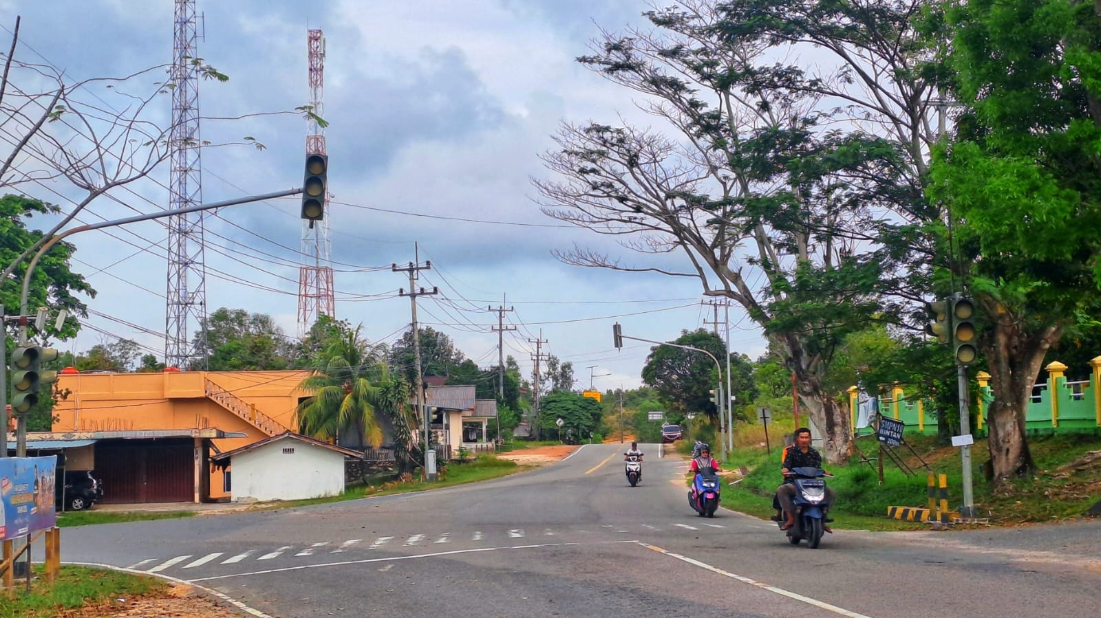 Trafic light di Simpang Busung, dekat RSJKO EHD Provinsi Kepri di Tanjunguban, Bintan, Kamis (5/3/2026), terlihat mati. F.Slamet Nofasusanto/Batam Pos