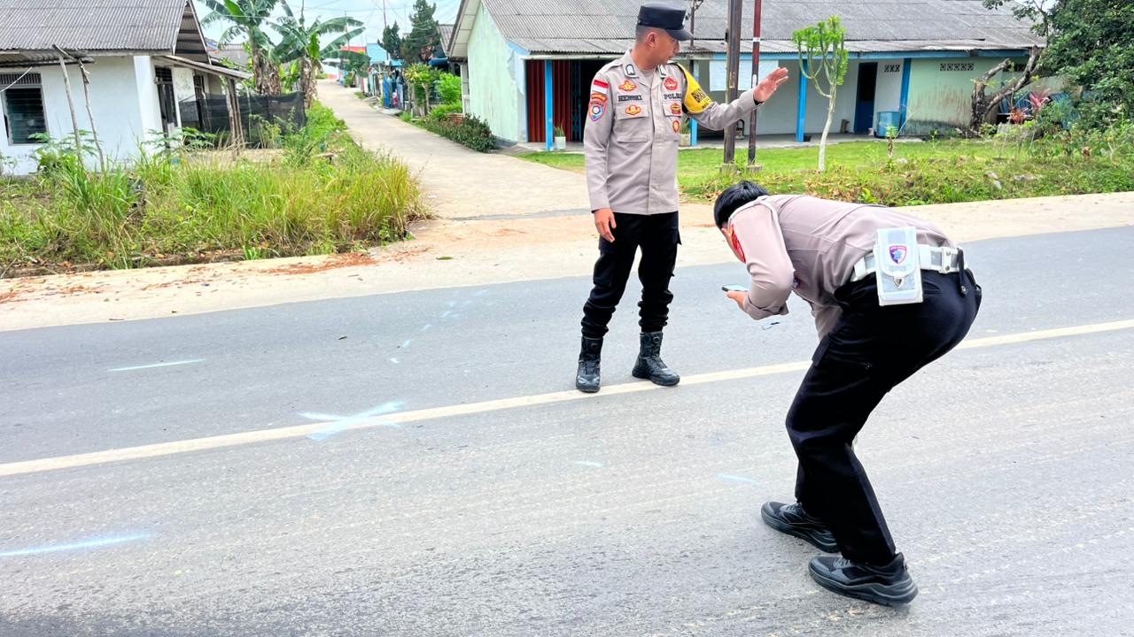 Polisi melakukan olah TKP kecelakaan yang melibatkan mobil MBG dengan pengendara sepeda motor di Jalan Nusantara Kilometer (Km) 20, Kecamatan Bintan Timur, pada Kamis (5/3/2026) pagi.