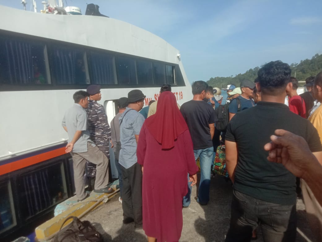 Penumpang dari kota Batam dan kota Tanjungpinang saat turun di Pelabuhan Jagoh, Rabu (4/3). F. Vatawari/BATAM POS