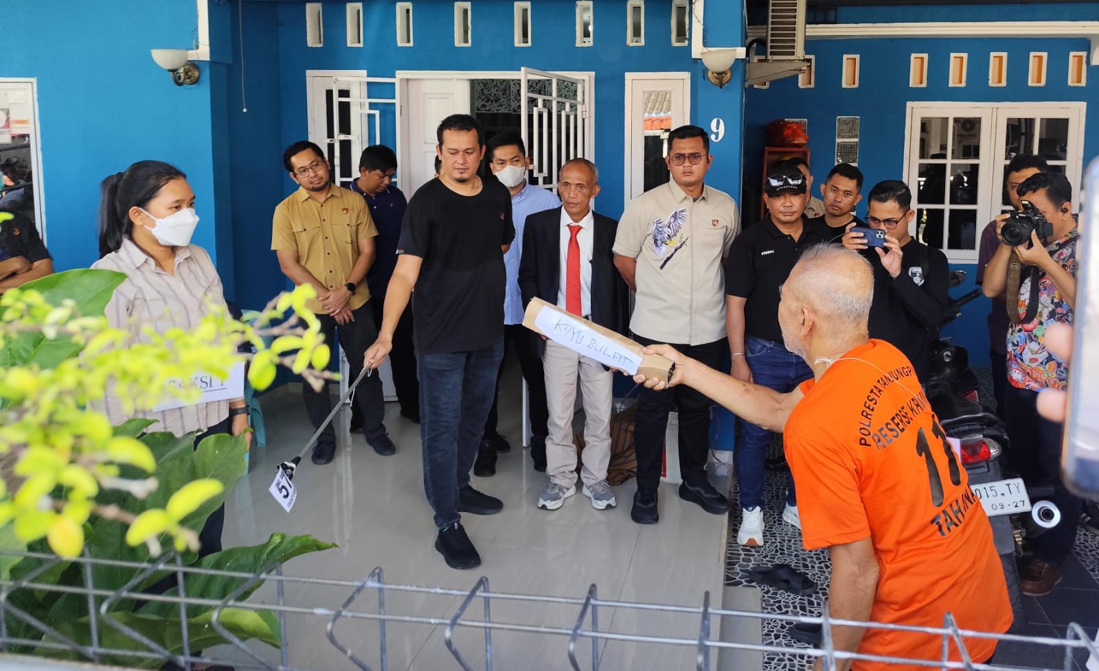 Nasrun, 57 (pakaian orange), tersangka pembunuhan saat memperagakan ulang saat detik-detik menghabisi nyawa istrinya, Kamis (5/3/2026). F. Mohamad Ismail/Batam Pos