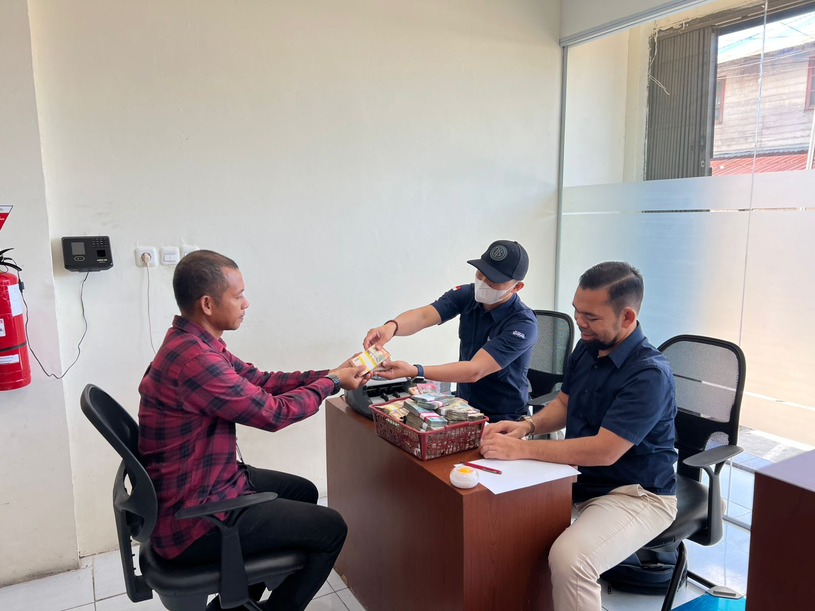 Petugas bank sedang melayani masyarakat yang hendak mendapatkan uang pecahan baru.F Ihsan Imaduddin/Batam Pos