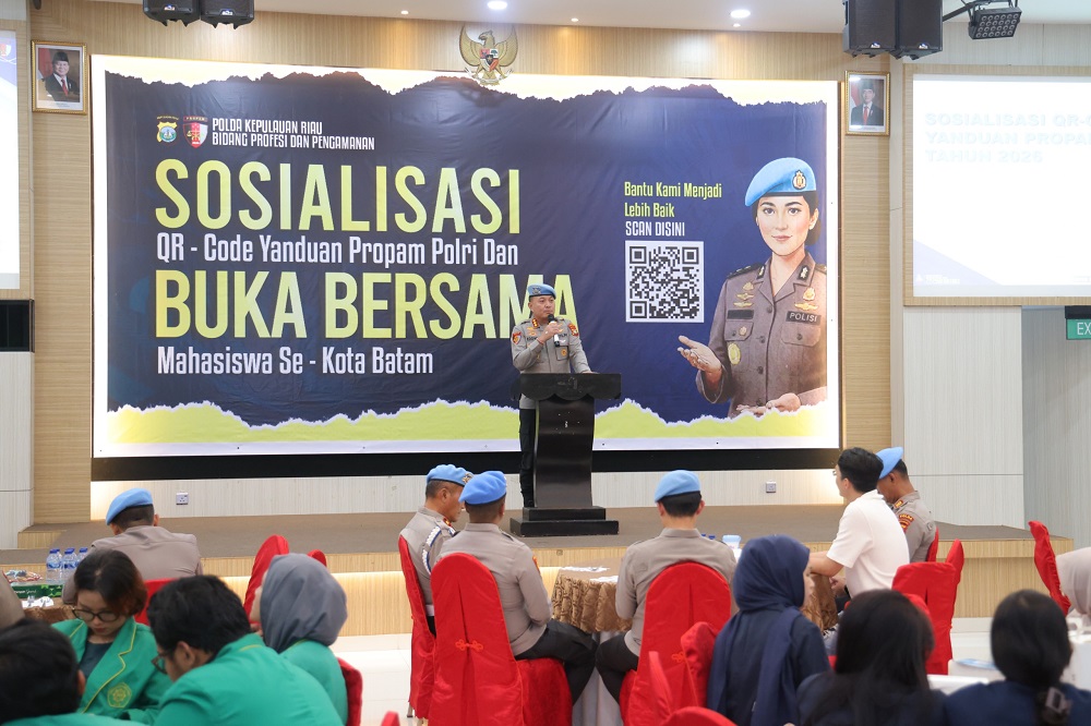 Kabid Propam Polda Kepri, Kombes Pol Eddwi Kurniyanto, memberikan sosialisasi penggunaan QR Code Yanduan kepada mahasiswa di Batam saat buka puasa bersama di Hotel Beverly. F. Azis Maulana/Batam Pos