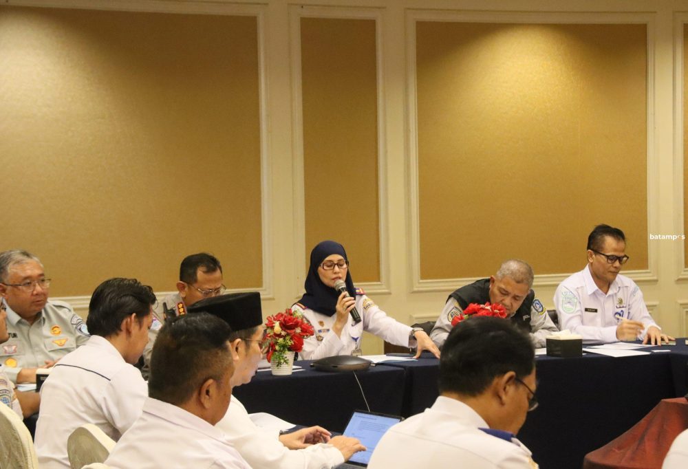 Kepala Badan Pengelola Transportasi Darat (BPTD) Kelas II Provinsi Kepri, Dini Kusumahati memberikan pemaparan saat rapat persiapan Operasi Angkutan 2026 di Hotel Harmoni One, Rabu (4/3).