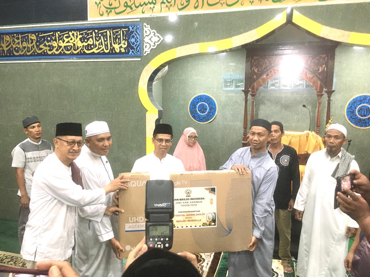 upati Karimun Iskandarsyah didampingi Wakilnya, Rocky Marciano Bawole menyerahkan bantuan keperluan informasi masjid saat Safari Ramadan beberapa waktu lalu.
