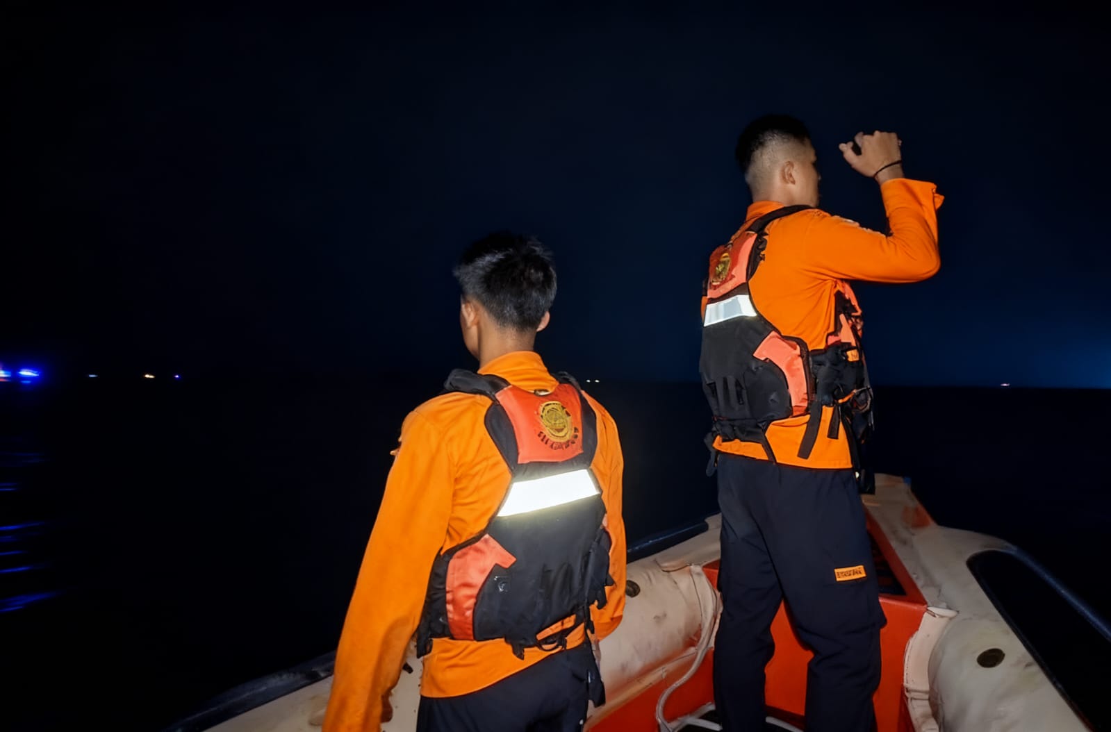 Tim Sar sedang melakukan pencarian penumpang yang jatih ke laut. F Foto Dok Tim Sar untuk Batam Pos