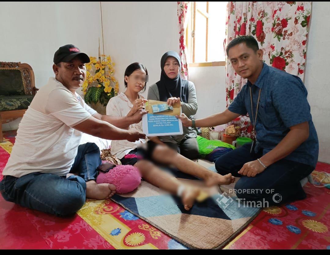 Perwakilan PT Timah (Persero) menyerahkan bantuan kepada Rizki Ajijah yang sakit akibat patah tulang. F Sandi Pramosinto/Batam Pos