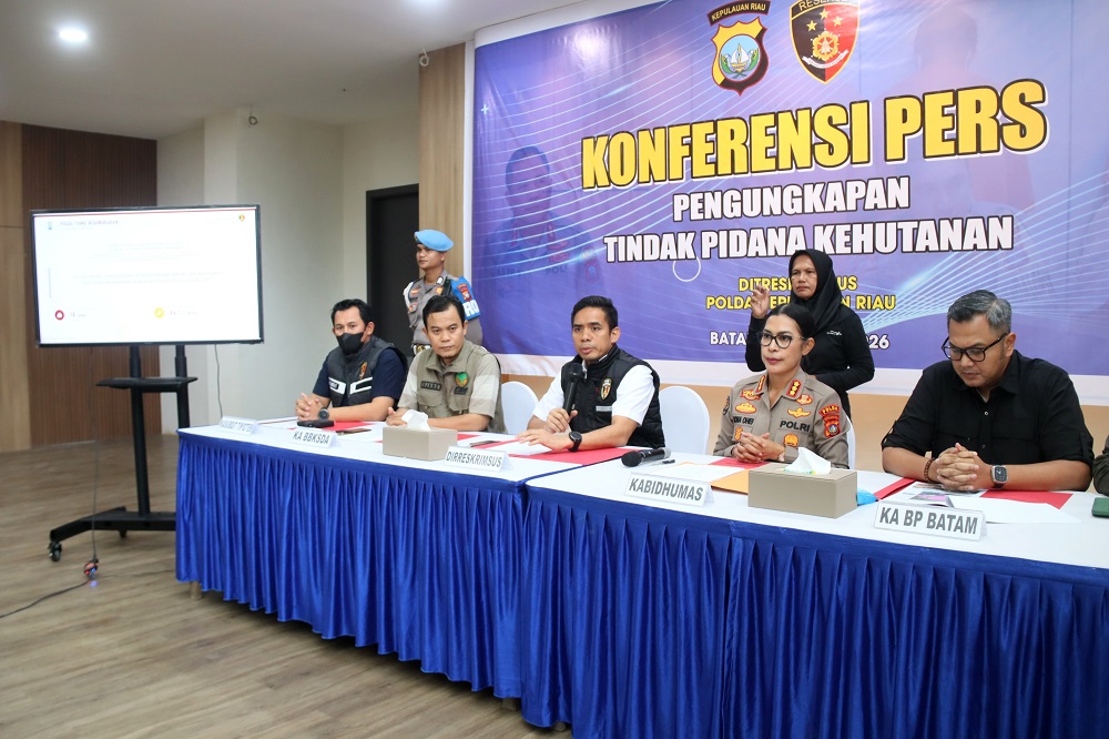 Polda Kepri bersama perwakilan BP Batam dan KLHK mengekspos kasus tindak pidana Kehutanan, Jumat (6/3). F. Cecep Mulyana/Batam Pos