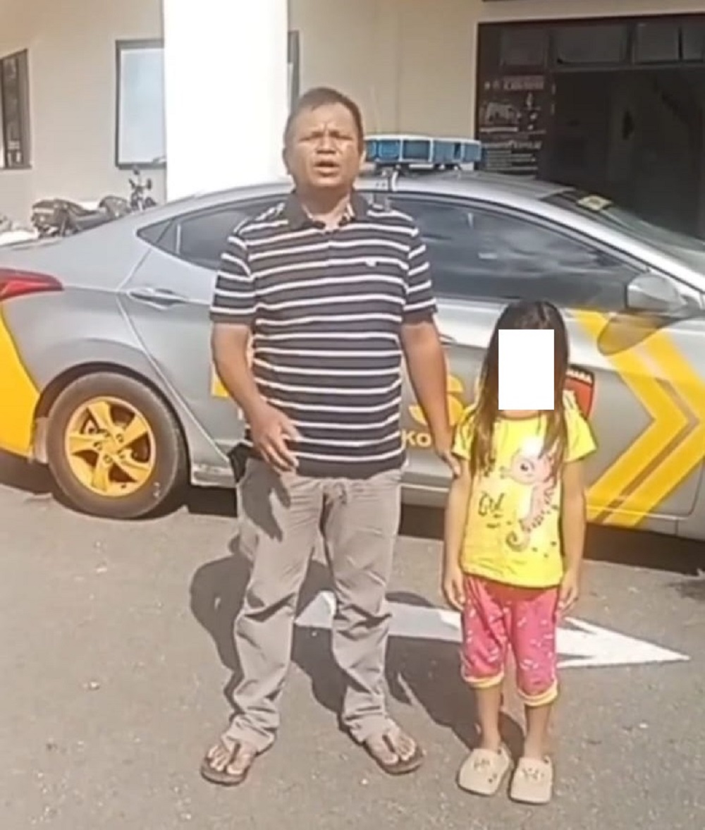 Jimson Silalahi bersama anaknya yang meminta keadilan di depan Polsek Batam Kota. F. Istimewa