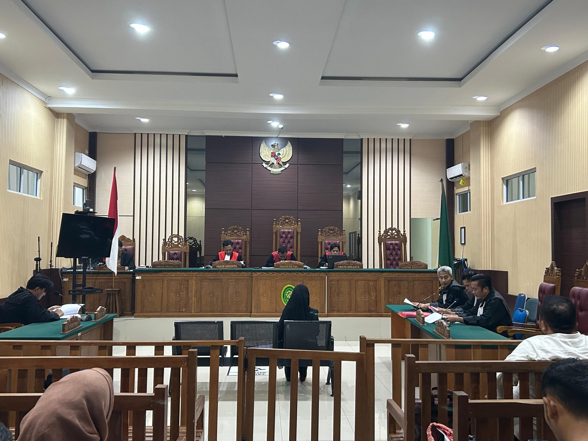 Lisa Yulia menjalani sidang di PN Batam. f Azis Maulana/Batam Pos