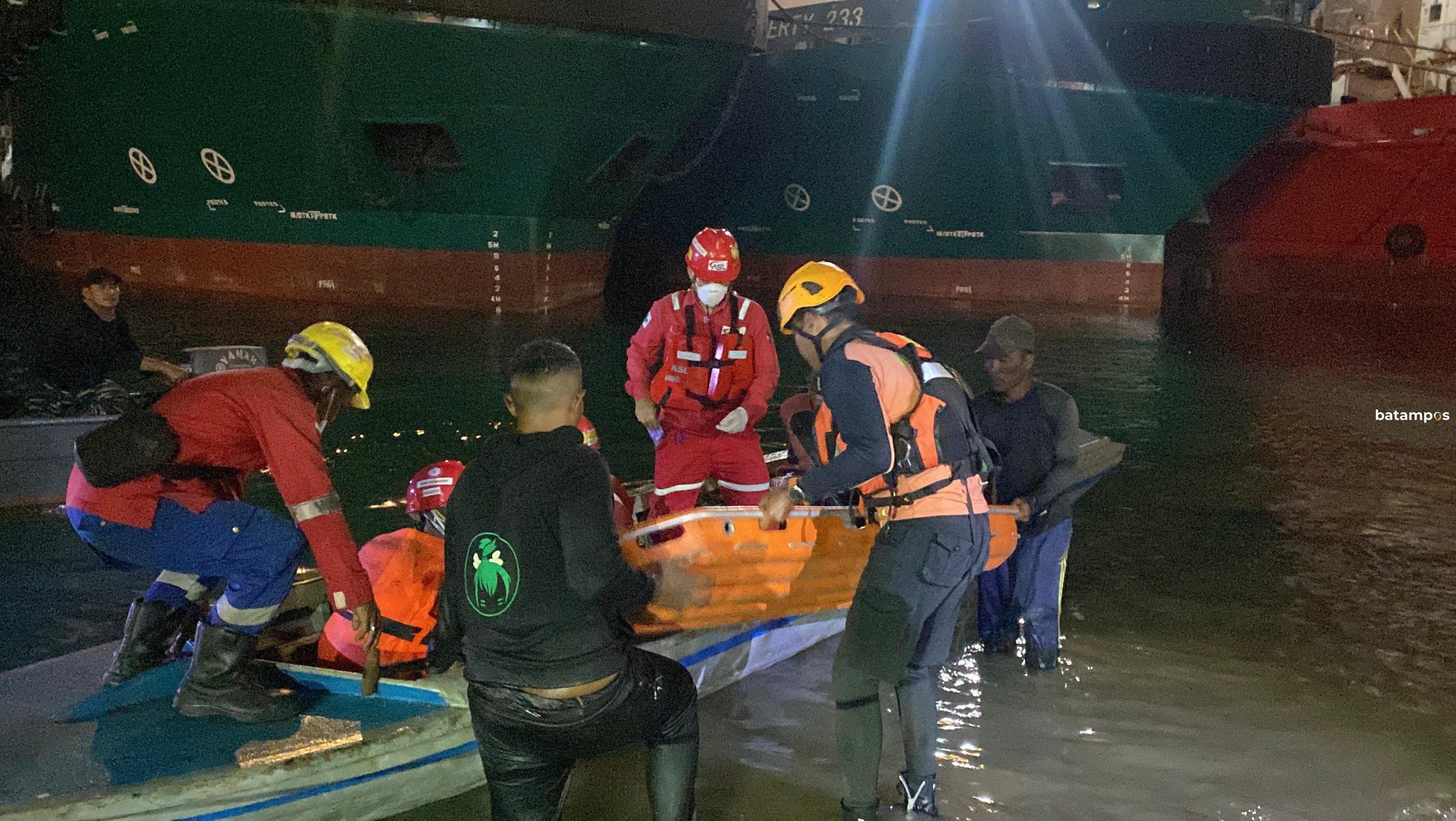 Tim SAR mengevakuasi Yusuf Tangkil, yang selamat setelah terjebak selama tiga hari di dalam badan kapal tugboat Mega yang terbalik di perairan PT ASL Tanjunguncang, Minggu (8/3). F. Istimewa