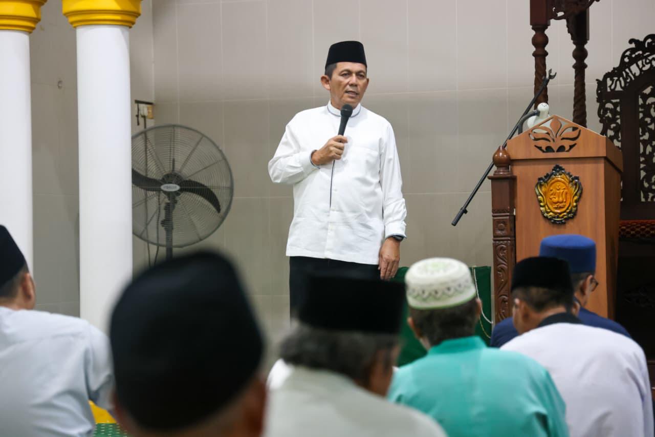 Gubernur Kepri, Ansar Ahmad menyampaikan sambutan saat melakukan Safari Ramadan di Masjid Al Maghfiroh, Tanjungpinang, Jumat (6/3) malam lalu. F. Diskominfo Kepri