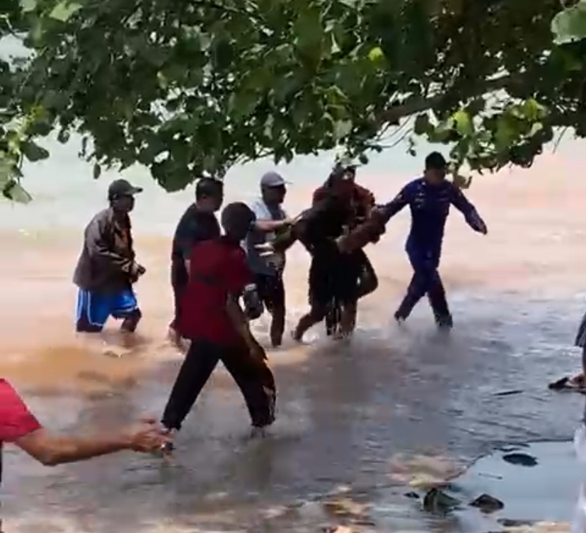 MNKS, 7 tahun, ditemukan tewas mengapung di tepi Pantai Tanjung, Kecamatan Lubuk Baja, Minggu (8/3).