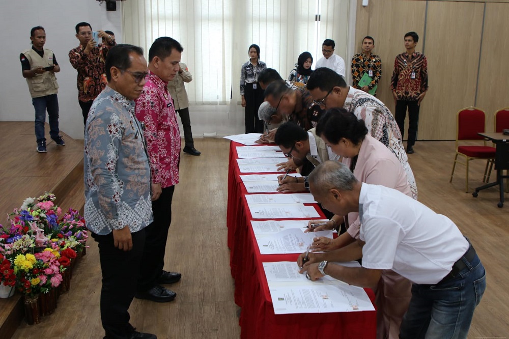 Sejumlah OBH di Kepri menandatangani kontrak bantuan hukum bersama Kanwil Kemenkum Kepri. F. Kemenkum untuk Batam Pos