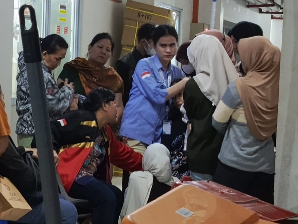 Keluarga korban kapal Tug Boat Mega menangis histeris di kamar jenazah RS Mutiara Aini. F. Eusebius Sara/Batam Pos