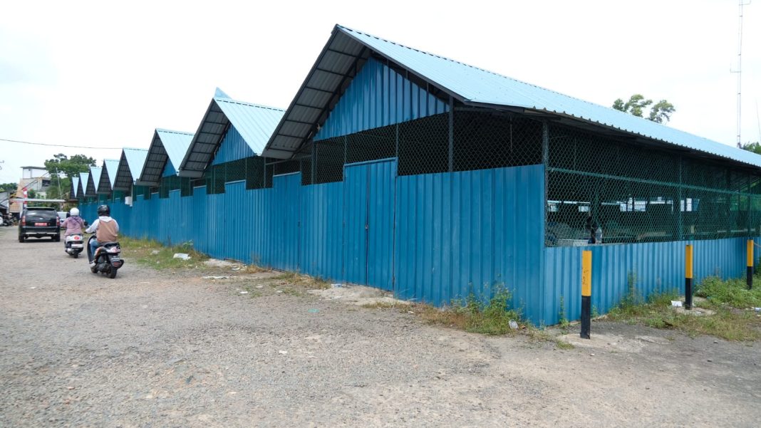 Gedung Pasar Relokasi Puan Ramah yang kini terbengkalai di Jalan Kijang Lama Tanjungpinang. F. Mohamad Ismail/Batam Pos