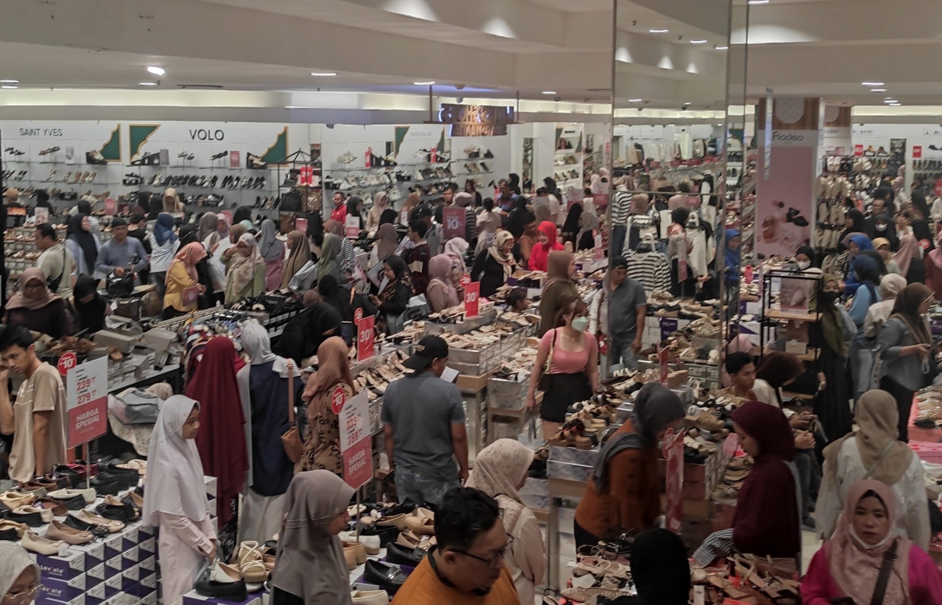 Matahari Mega Mall Batam Center dipadati pengunjung yang ingin membeli pakaian Lebaran seperti baju, sepatu, dan celana. Foto. Cecep Mulyana/ Batam Pos