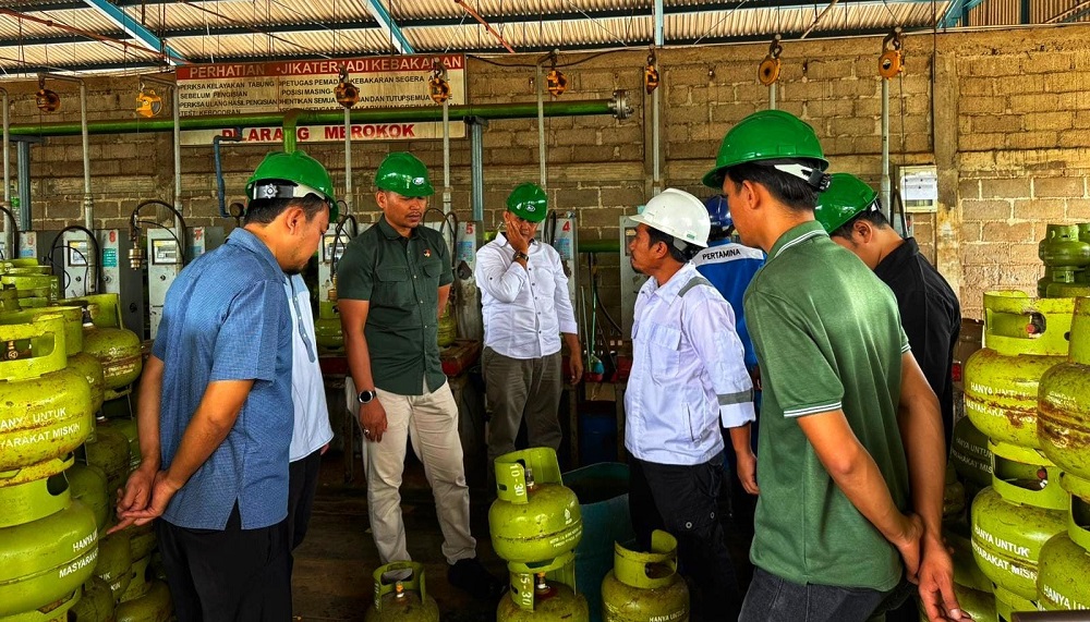 Satgas Pangan melakukan pengecekan ketersediaan gas LPG 3 kg, baru-baru ini. F. Kiriman Setia Kurniawan untuk Batam Pos