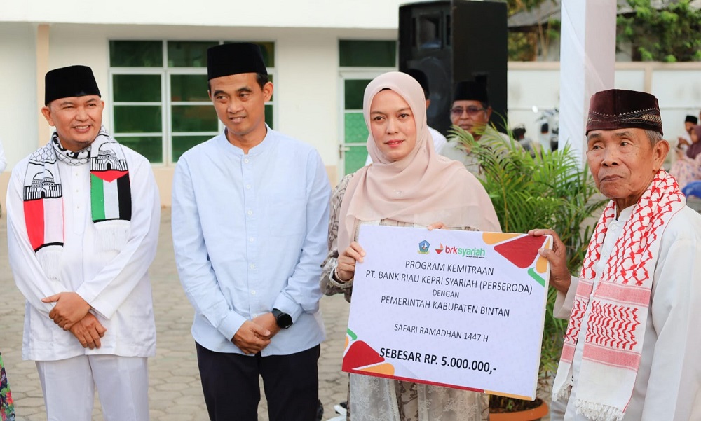 Wakil Bupati Bintan, Deby Maryanti menyerahkan secara simbolis bantuan dalam Safari Ramadan Masjid Nurul Huda, Kelurahan Gunung Lengkuas, Bintan Timur, Jumat (6/3). F. Kiriman Andi untuk Batam Pos