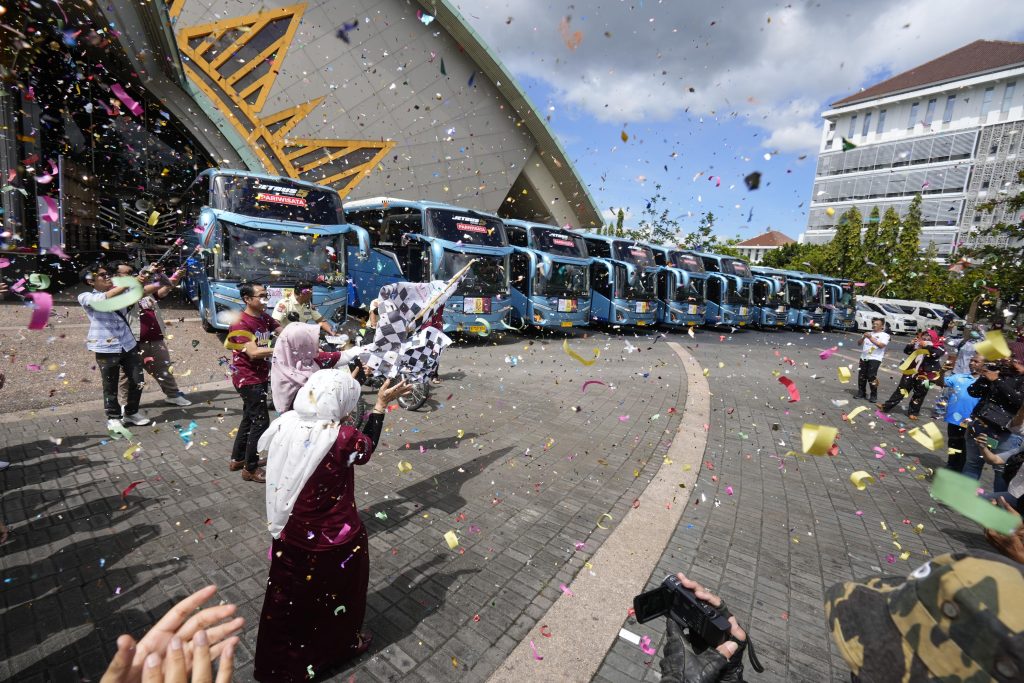 UMY melakukan program mudik gratis bagi mahasiswanya.