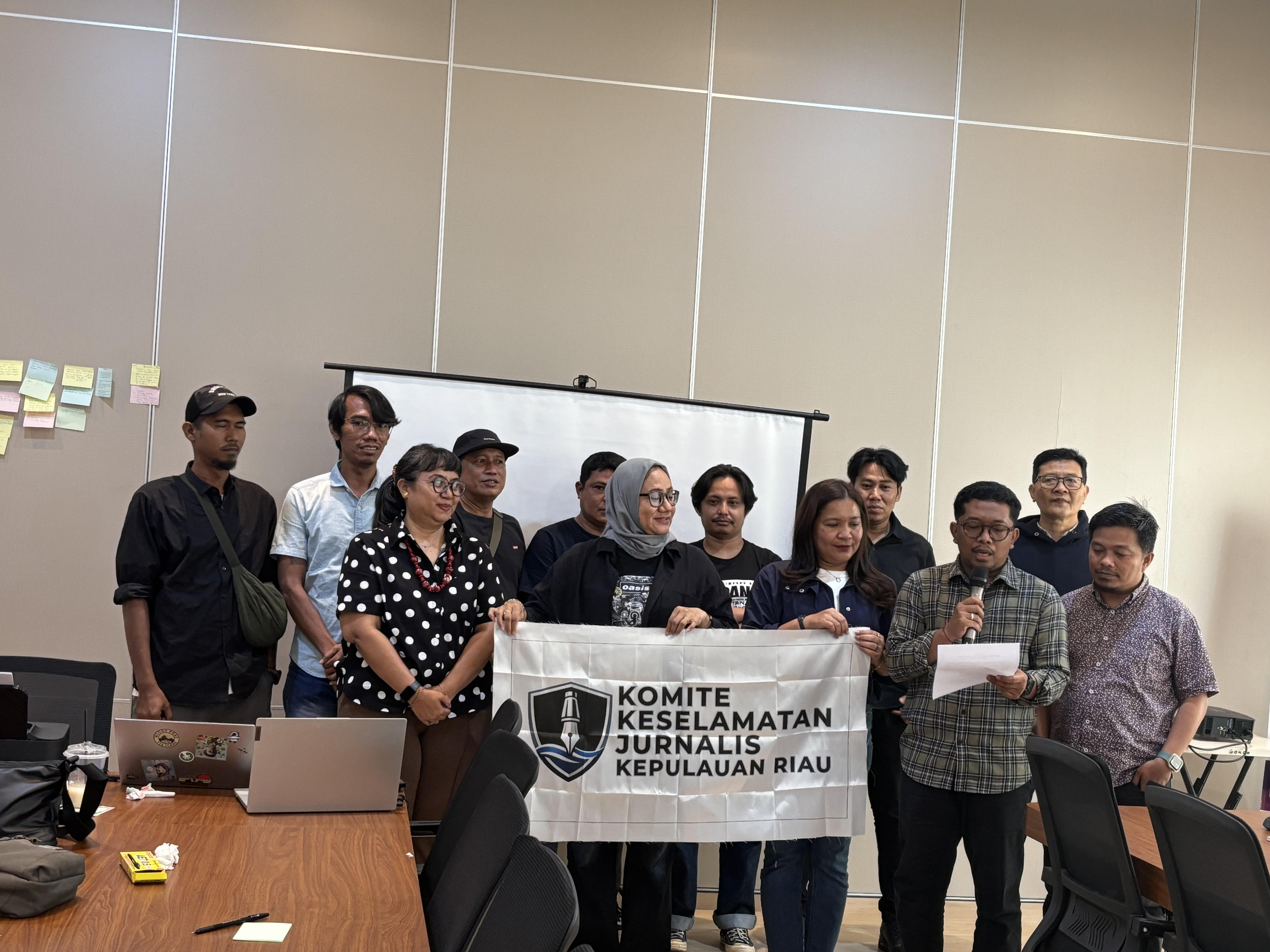 Sejumlah media di Kepri saat mendelarasikan pembentukan Komite Keselamatan Jurnalis Kepri, Minggu (8/3). F. Yashinta/Batam Pos