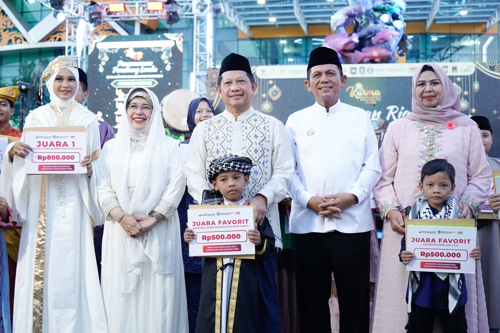 MENDAGRI Tito Karnavian dan Gubernur Kepri Ansar Ahmad, foto bersama para pemenang dalam Kepri Ramadan Fair 2026 beberapa waktu lalu. F Humas Pemprov Kepri