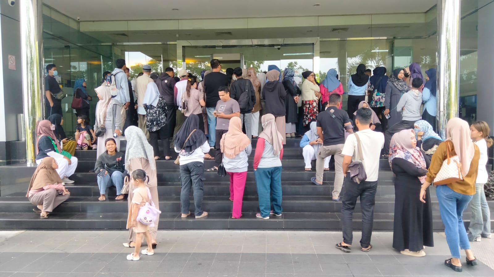 Warga Tanjungpinang saat mengantre sejak subuh di Bank BCA Jalan Senario Tanjungpinang. F. Ist untuk Batam Pos