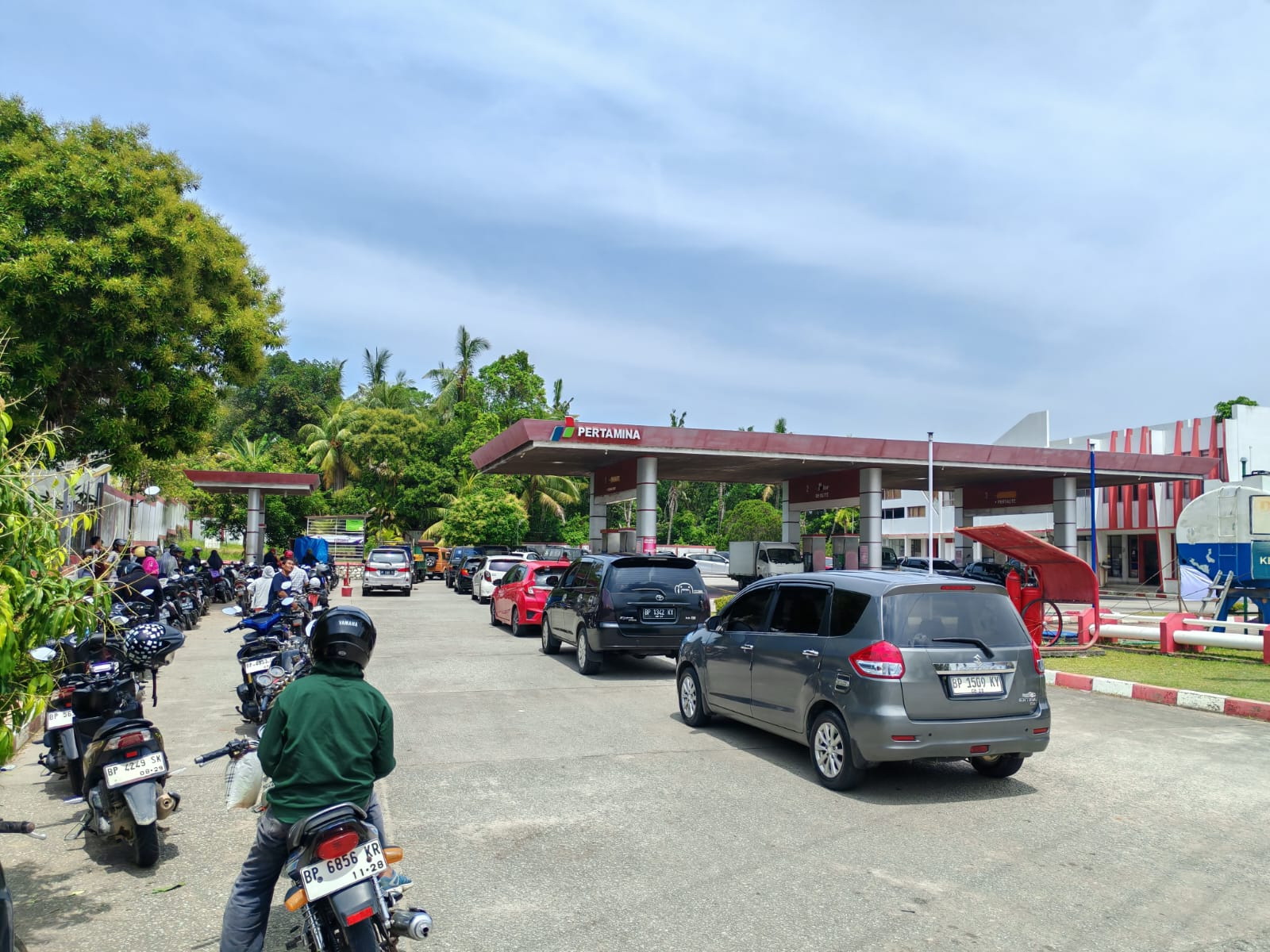 Antrean panjang kendaraan bermotor roda dua dan roda empat di SPBU Jalan Poros&nbsp;yang mayoritas untuk mengisi BBM jenis pertalite. F Sandi Pramosinto/Batam Pos