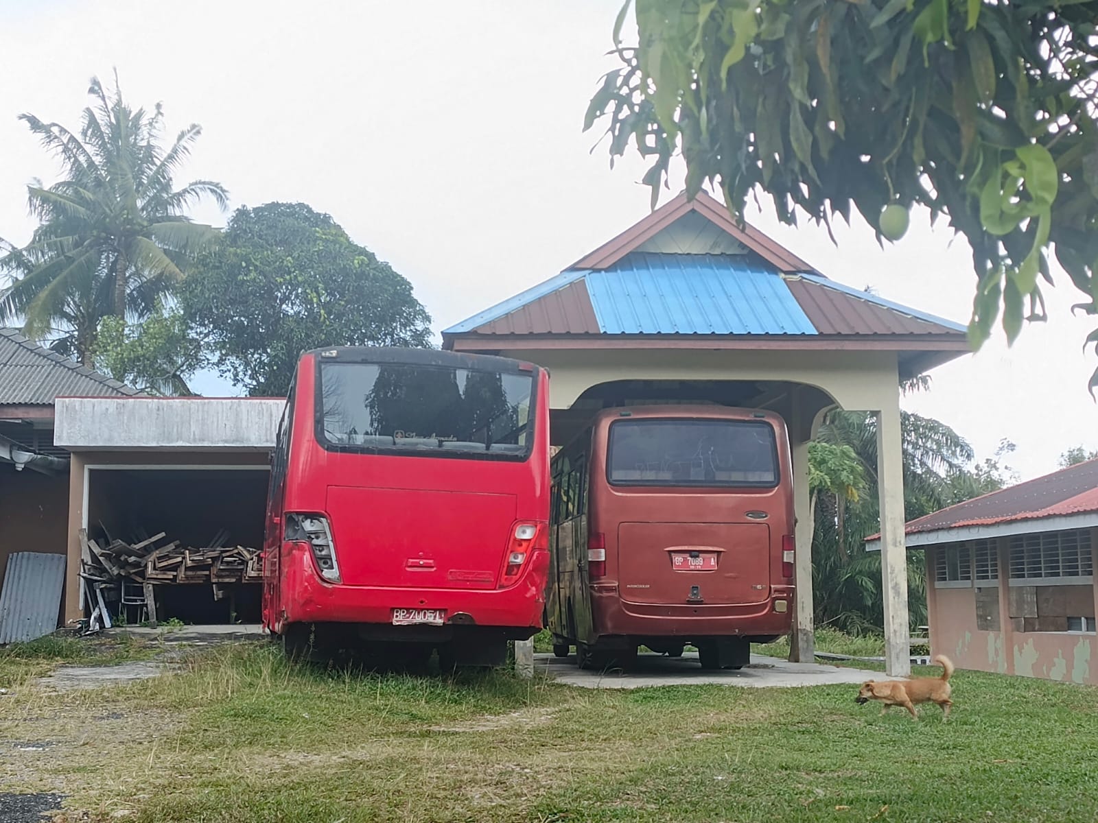 Bus Sekolah Kecamatan Singkep saat parkir di kantor Kecamatan Singkep, Senin (9/3). F. Vatawari/BATAM POS
