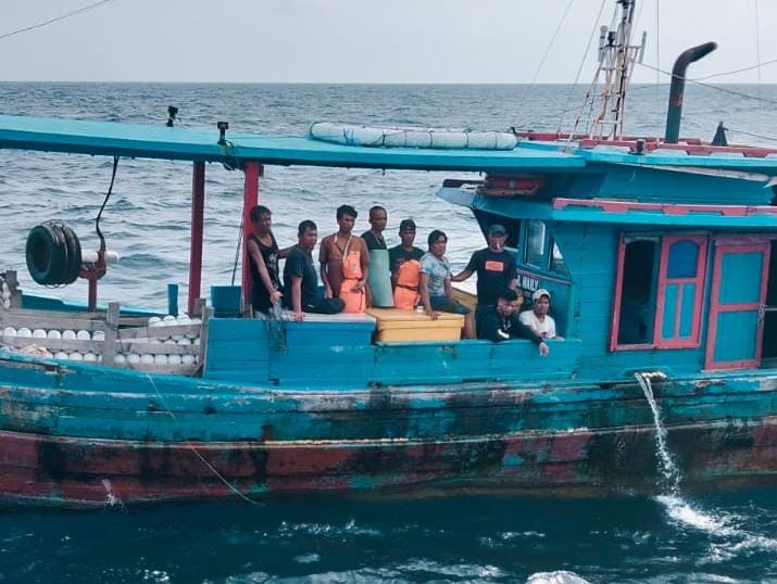 SEBANYAK 9 orang KM Makmur Jaya yang ditemukan selamat. F.Kiriman Pangkalan PLP Tanjunguban untuk Batam Pos.