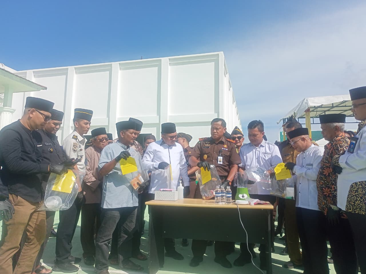 Pemusnahan sejumlah barang bukti tindak pidana umum yang sudah berkekuatan hukum tetap (inkrah) oleh Kejari Lingga, Senin (9/3). F. Vatawari/BATAM POS