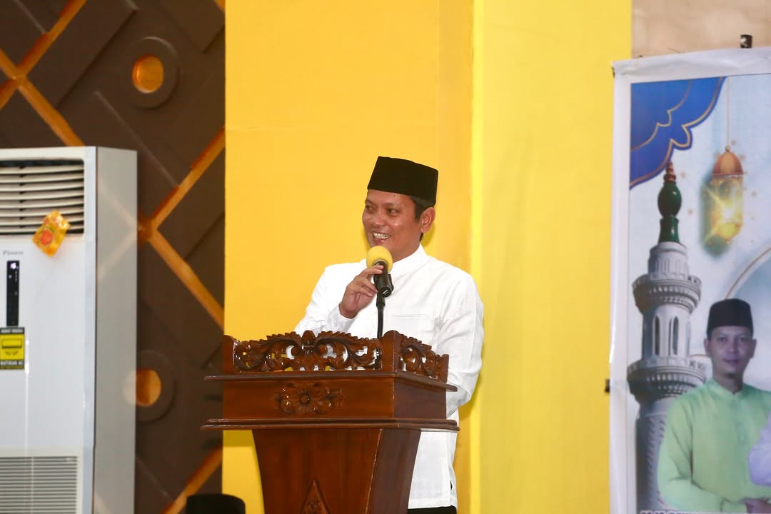 Wakil Bupati Kepulauan Anambas, Raja Bayu memberikan kata sambutan sekaligus menyemprot ASN yang ngopi dan merokok di luar masjid saat peringatan Nuzulul Qur'an. F Ihsan Imaduddin/Batam Pos