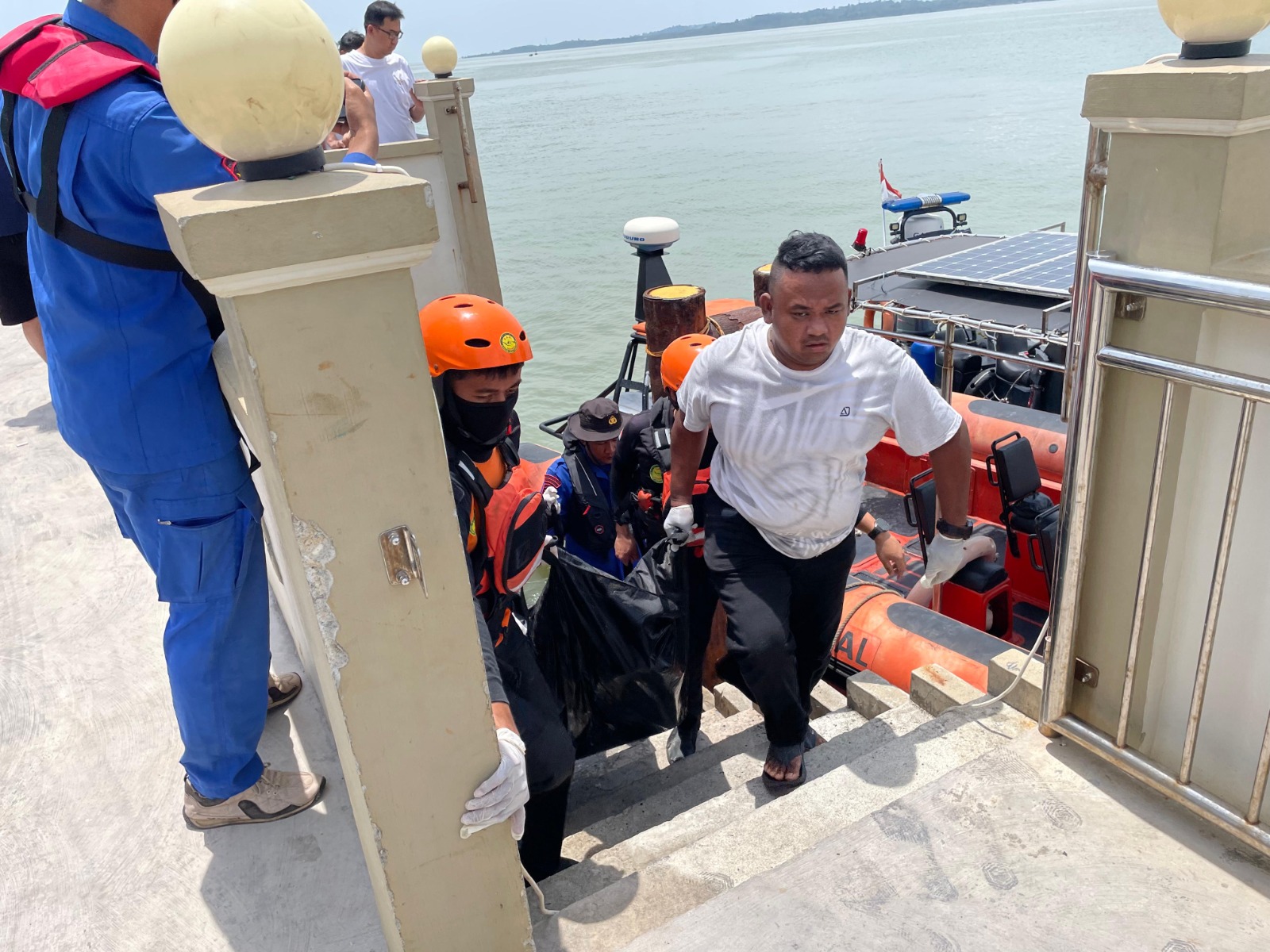 Tim Gabungan SAR berhasil menemukan penumpang SB Karunia Jaya&nbsp;yang jatuh ke laut dalam keadaan meninggal dunia, Minggu (8/3/2026). F Ist untuk Batam Pos