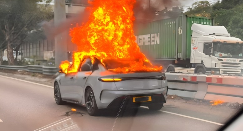 Mobil listik BYD terbakar di Hong Kong.