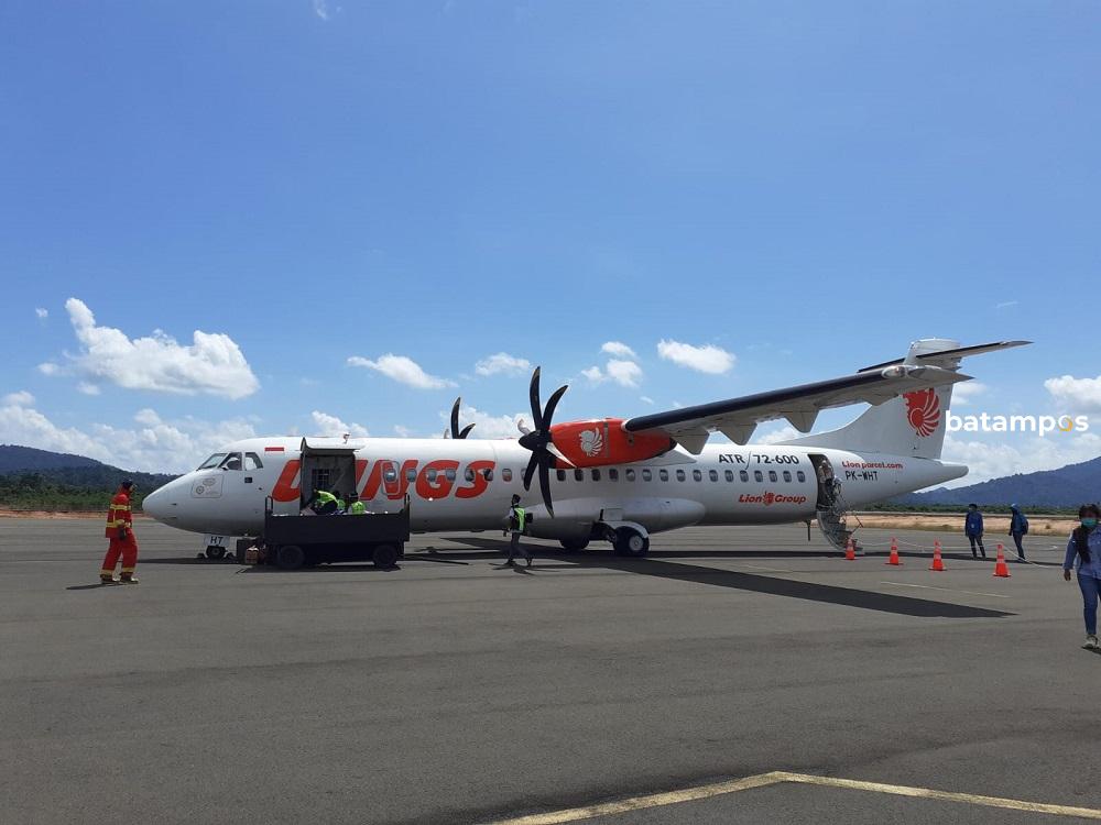Pesawat Wings Air saat boading di Bandara Letung, baru-baru ini. F Ihsan Imaduddin/Batam Pos